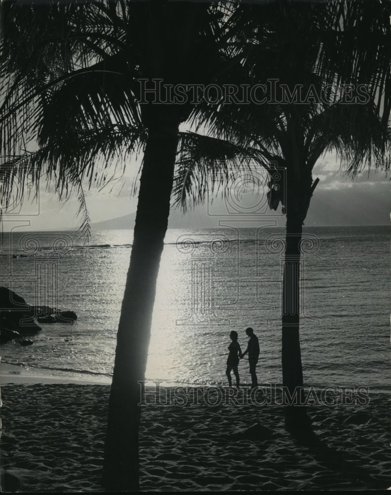 1972 Press Photo Sunset on a Hawaiian Beach - Historic Images