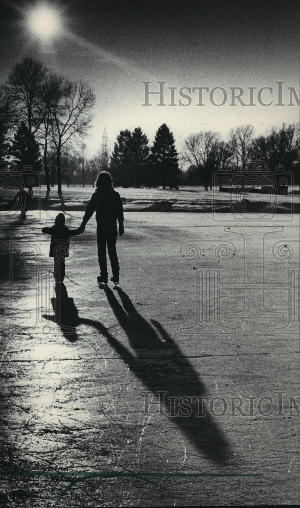 1986 Press Photo Skaters on Brown Deer Park Lagoon in Wisconsin - Historic Images