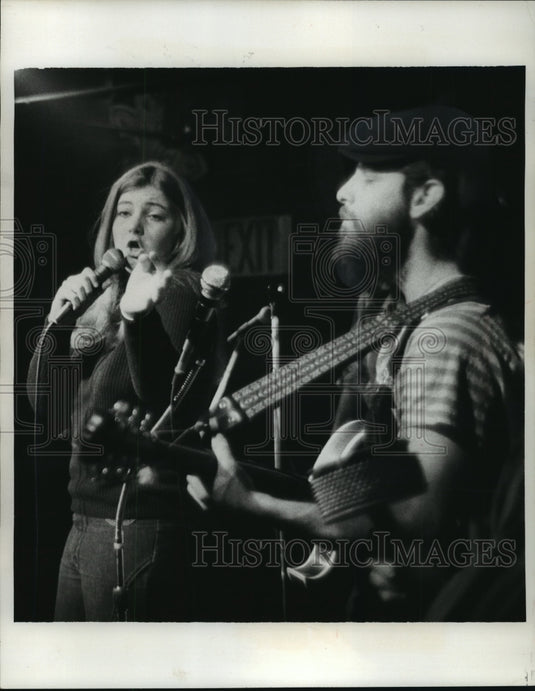 1976 Press Photo Kitty Bruce belts out a song at the Improvisation in New York-Historic Images