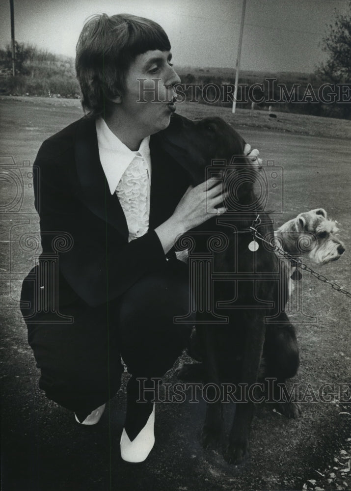 1972 Press Photo Mary Carpenter Bruce With Her Dogs at Her Home in Mequon-Historic Images