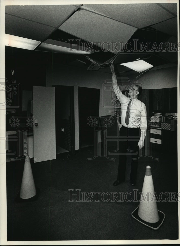 1990 Press Photo Scott Netzel, Hillside Elementary Principal, in Damaged Room - Historic Images