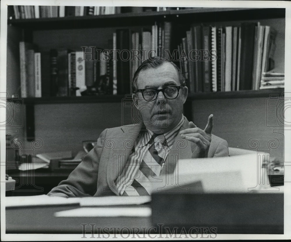 1977 Press Photo Richard "Dick" Leonard, Milwuakee Journal Executive - mja54747-Historic Images