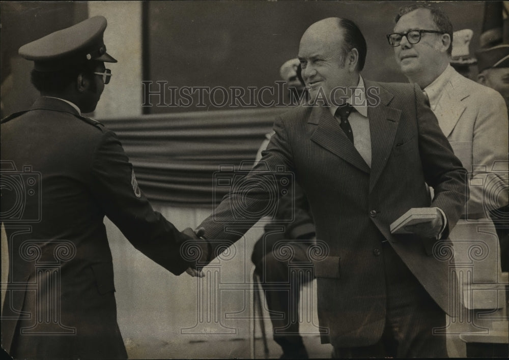 1978 Press Photo Editor Richard Leonard Behind Former Defense Sec. Melvin Laird-Historic Images