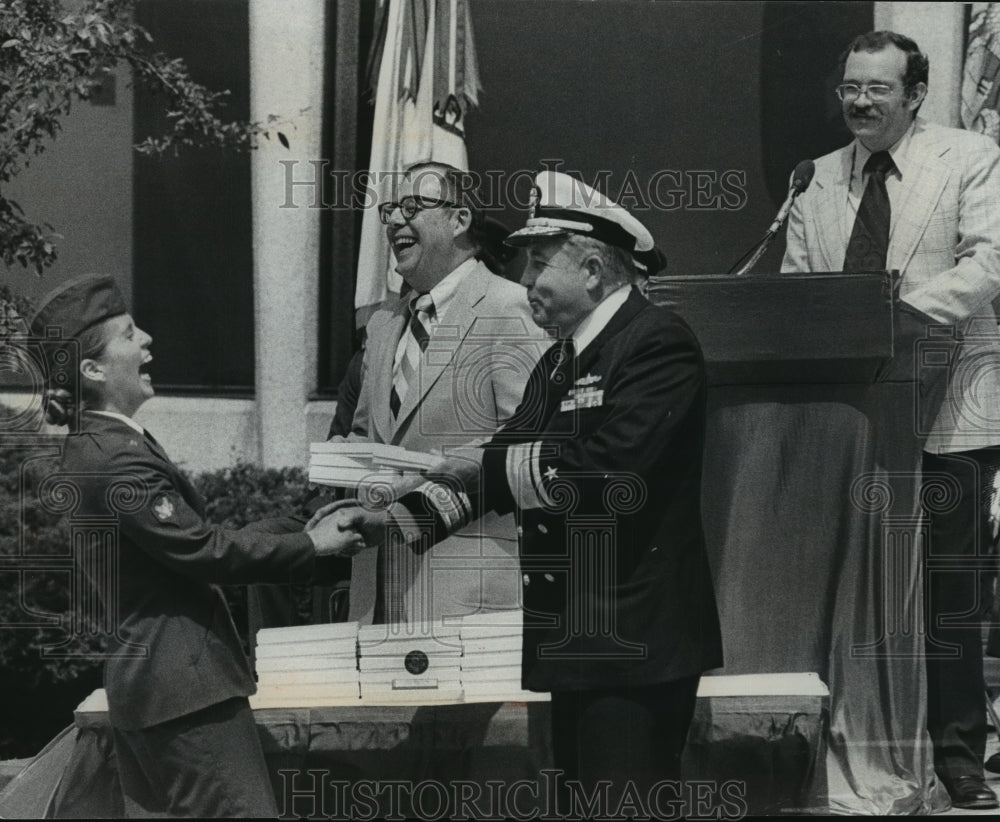 1977 Press Photo Milwaukee Journal Military Achievement Award Recipient-Historic Images