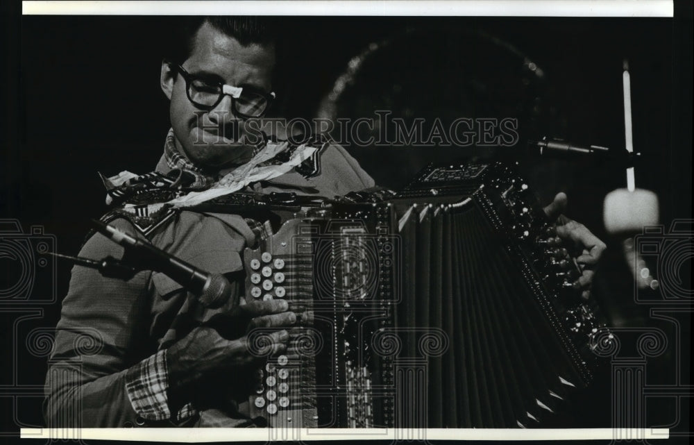 1992 Press Photo Mark Lipinski of Lenny and the Lounge Lizards at Contest - Historic Images