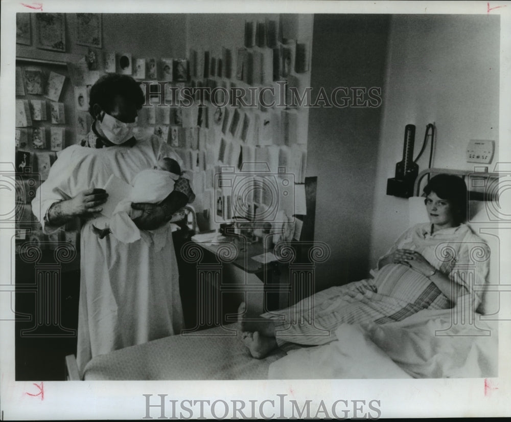 1978 Press Photo Mrs. Lesley Brown and Husband John with their Test Tube Baby-Historic Images