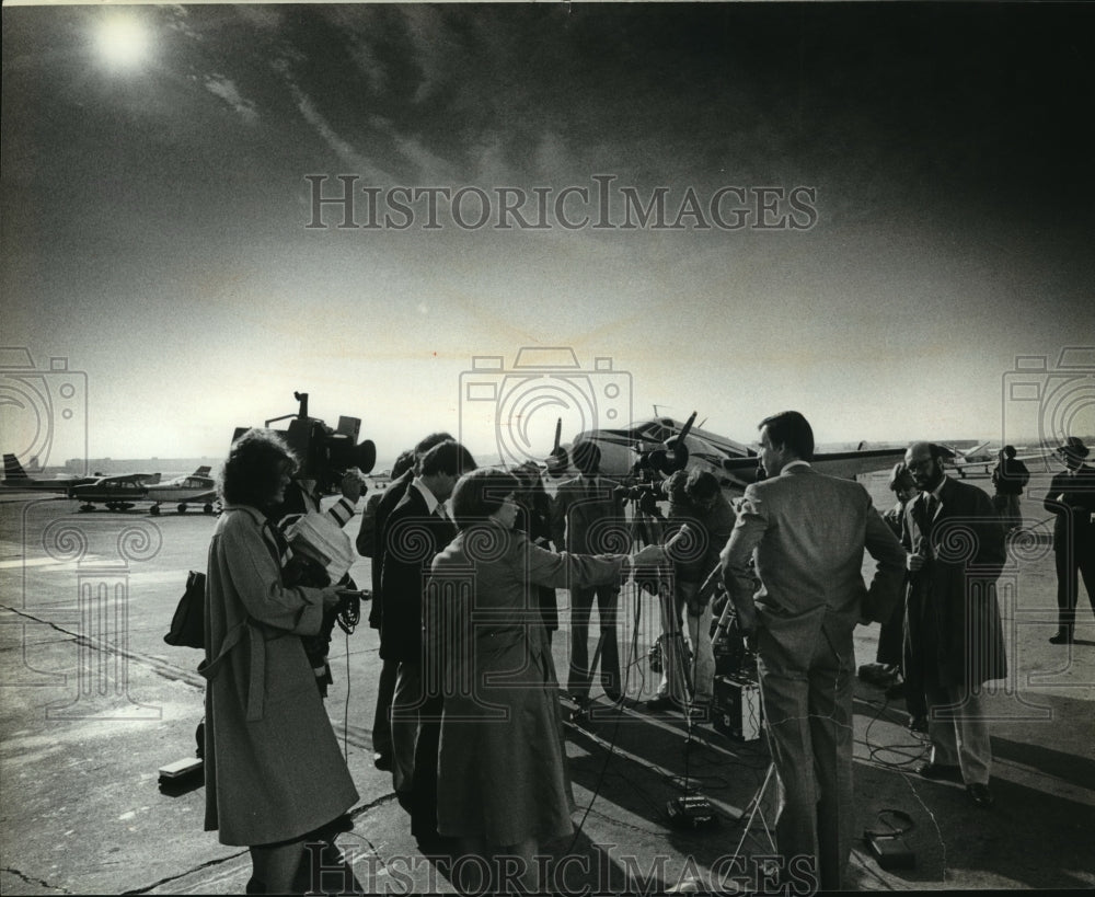 1979 Press Photo Governor Edmund G. Brown News Conference at Mitchell Field-Historic Images