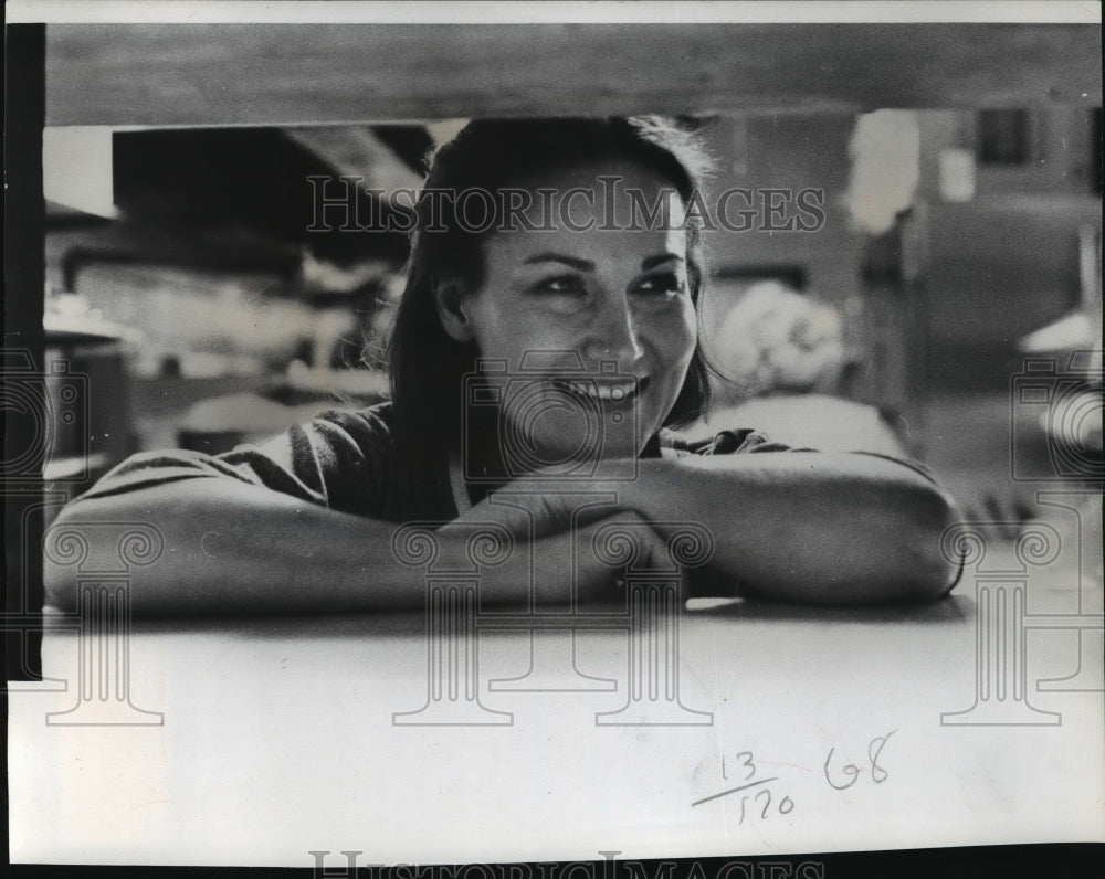 1976 Press Photo A Young Woman in Her Parent&#39;s Lithuanian Restaurant - mja54878-Historic Images
