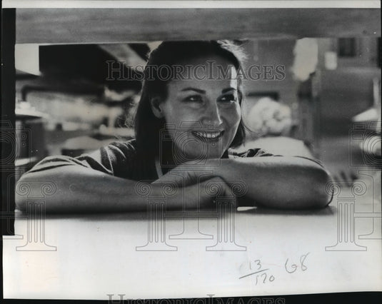 1976 Press Photo A Young Woman in Her Parent's Lithuanian Restaurant - mja54878-Historic Images