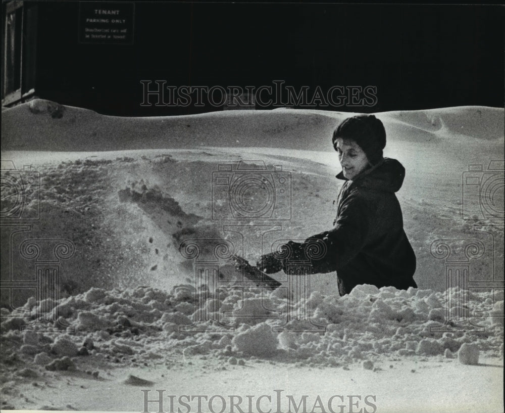 1984 Press Photo Lorraine Anderson Shoveling Sidewalk in Marquette, Michigan - Historic Images
