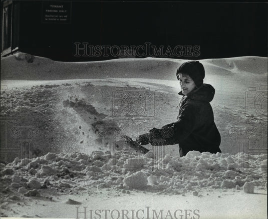 1984 Press Photo Lorraine Anderson Shoveling Sidewalk in Marquette, Michigan - Historic Images
