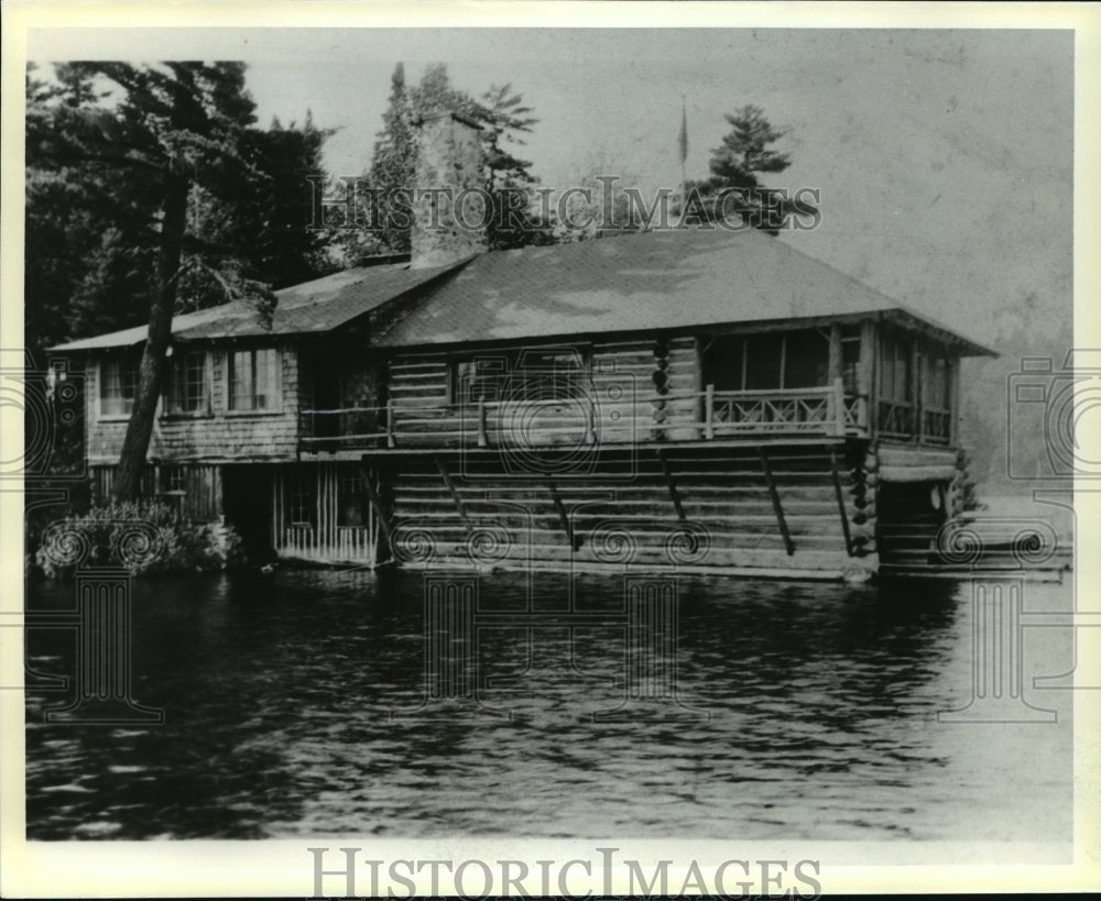 1987 Press Photo Living Room cabin and Boat House on White Deer Lake Michigan - Historic Images