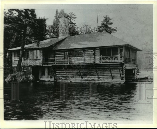 1987 Press Photo Living Room cabin and Boat House on White Deer Lake Michigan - Historic Images