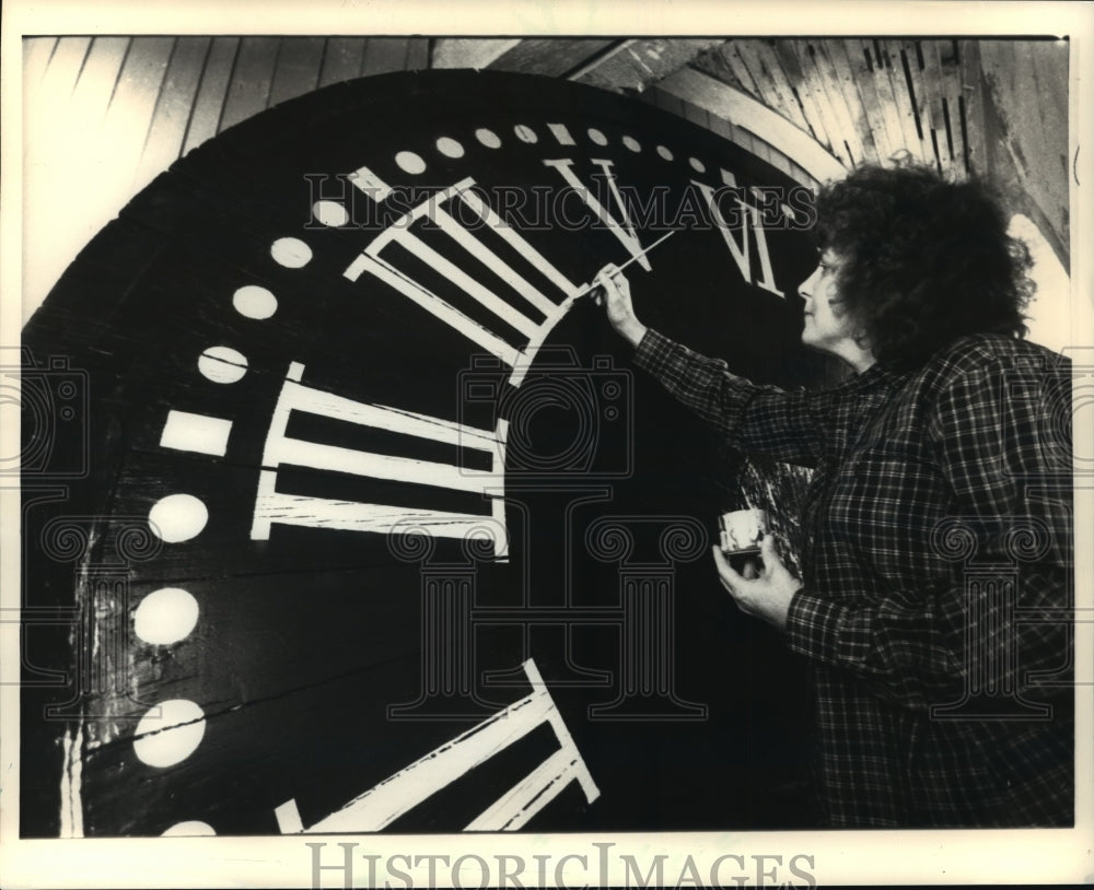 1988 Press Photo Suzanne Ravgiala Paints Clock for Armory in Massachusetts-Historic Images