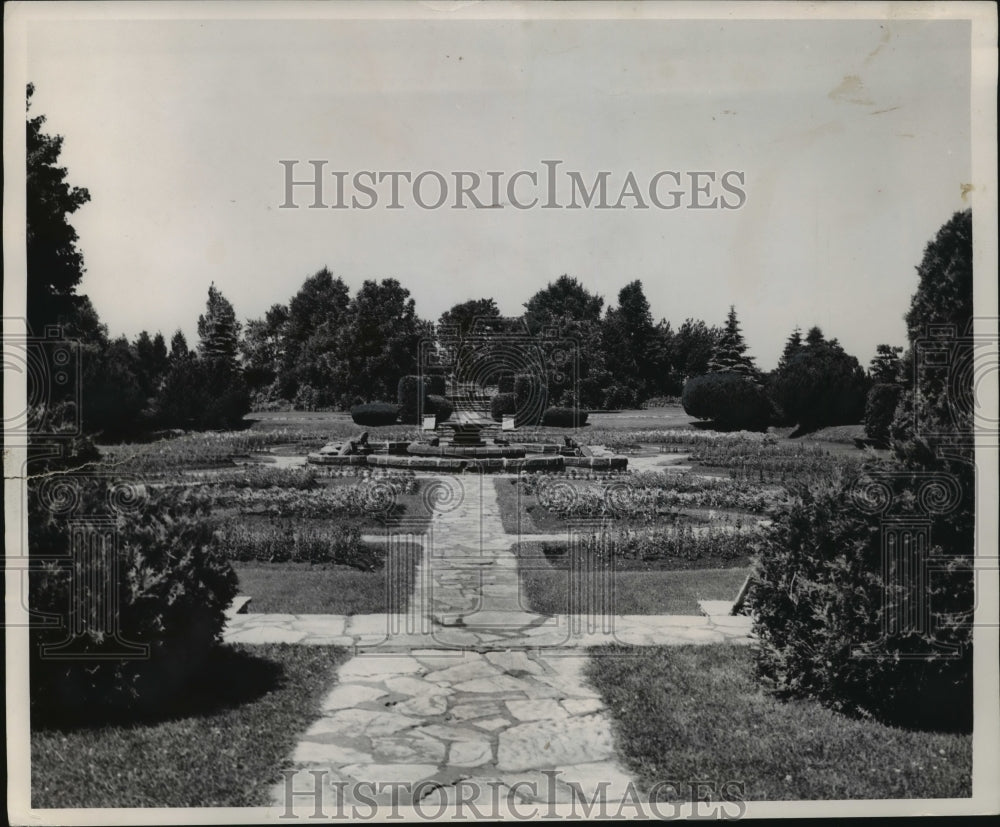 1951 Press Photo 25th Anniversary of the Sunken Gardens at the Marquette Prison-Historic Images