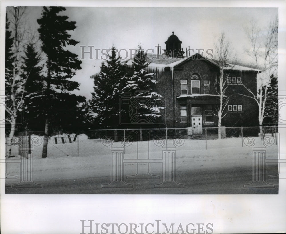 1965 Press Photo Children among 300 Seney, Mi., residents attend this school - Historic Images