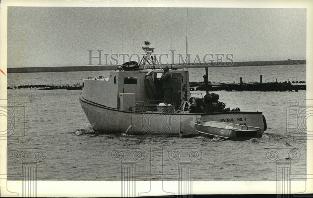 1980 Press Photo A Michigan DNR boat monitoring Lake Superior - mja54971- Historic Images