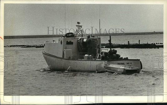 1980 Press Photo A Michigan DNR boat monitoring Lake Superior - mja54971- Historic Images