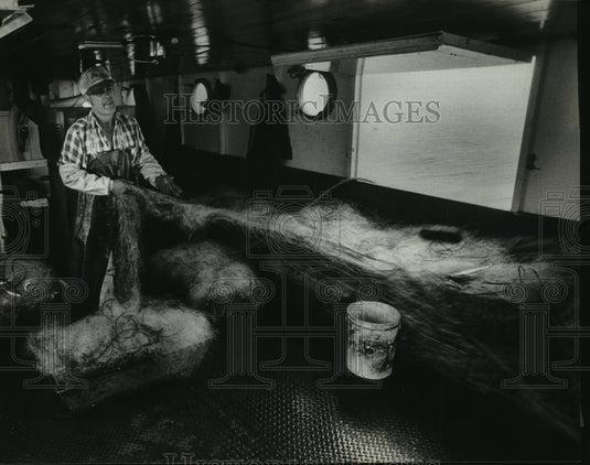 1980 Press Photo Neil Gauthier aboard the fishing boat Sharon on Lake Mi.-Historic Images