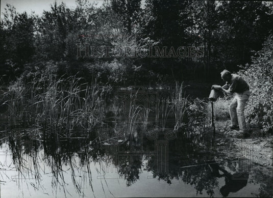 1978 Press Photo Charles Bradley Collects Environment Information in Sand County-Historic Images