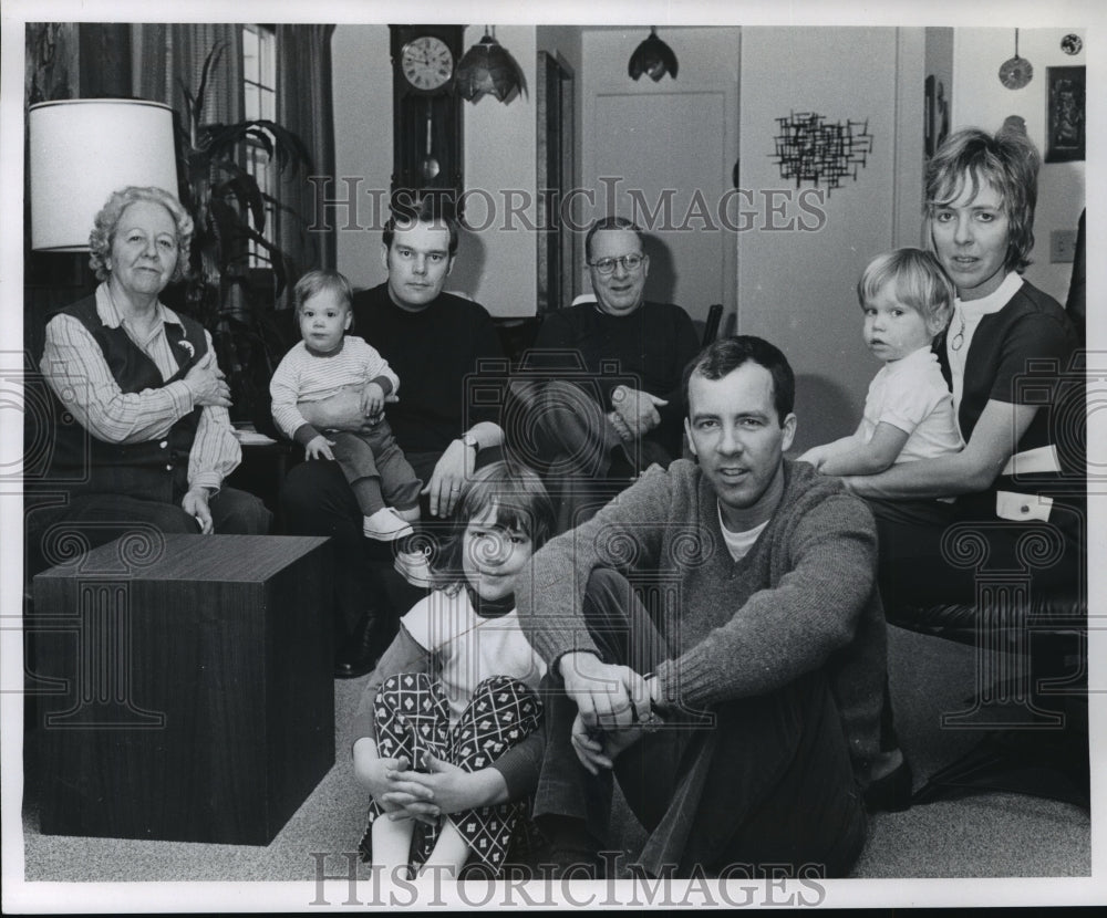 1973 Press Photo Captain Stephen Leopold, Former POW, and Family in Milwaukee-Historic Images