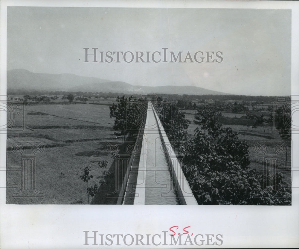 1975 Press Photo Aqueduct in Honan Province, China - mja55026-Historic Images
