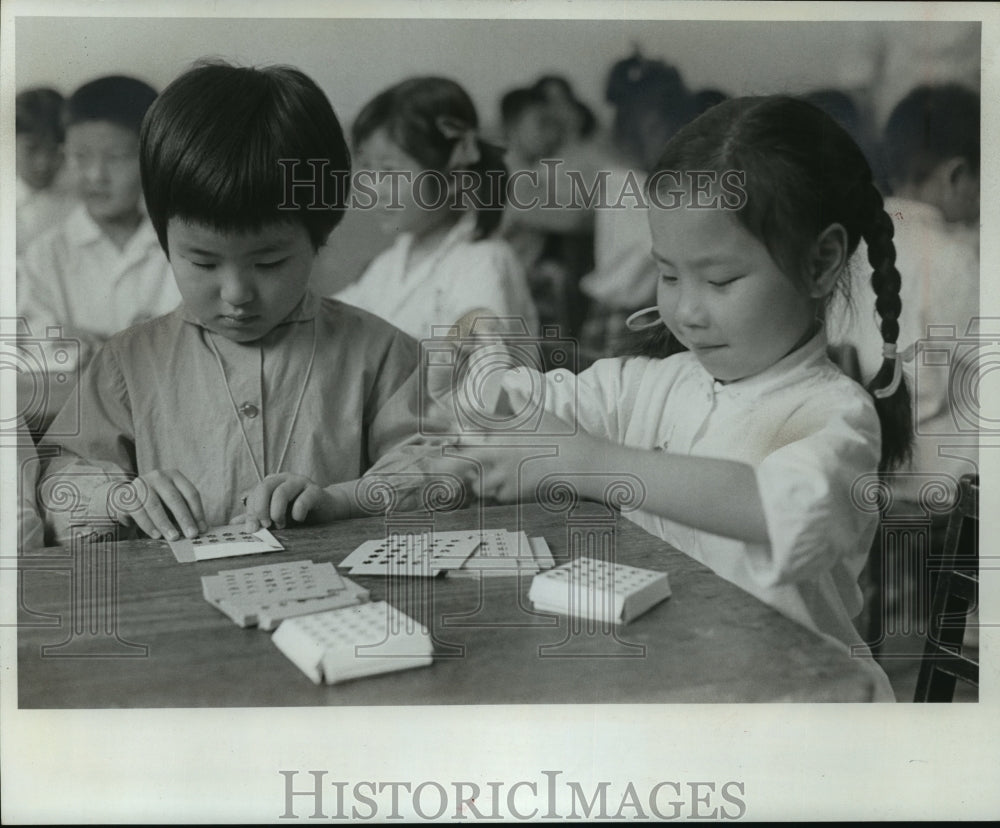 1975 Press Photo Nursery School Children Folding Cardboard at Kungkiang Estate-Historic Images