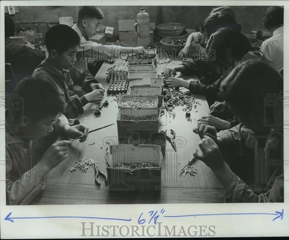 1975 Press Photo Shanghai Middle School Youngsters Making Electric Outlets-Historic Images