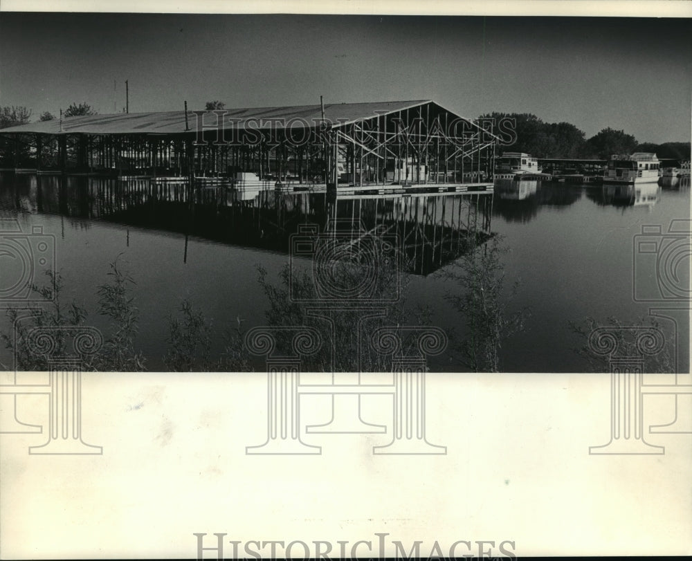 1985 Press Photo Near Empty Boathouse in Prairie du Chien in Mississippi River-Historic Images