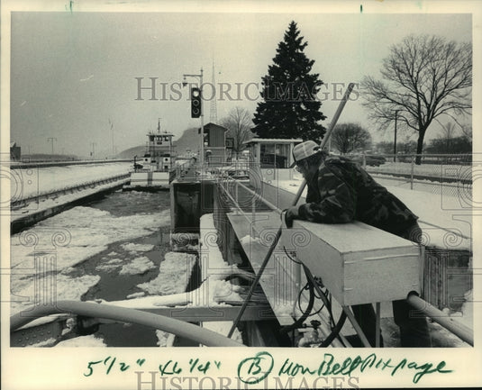 1983 Press Photo Gilbert Munson Jabbing at Ice floes at Trempealeau - mja55050-Historic Images