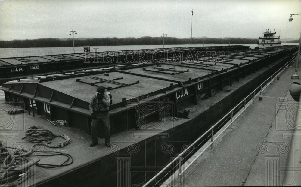 1983 Press Photo Barge Worker James Yancy on Break in Mississippi River-Historic Images