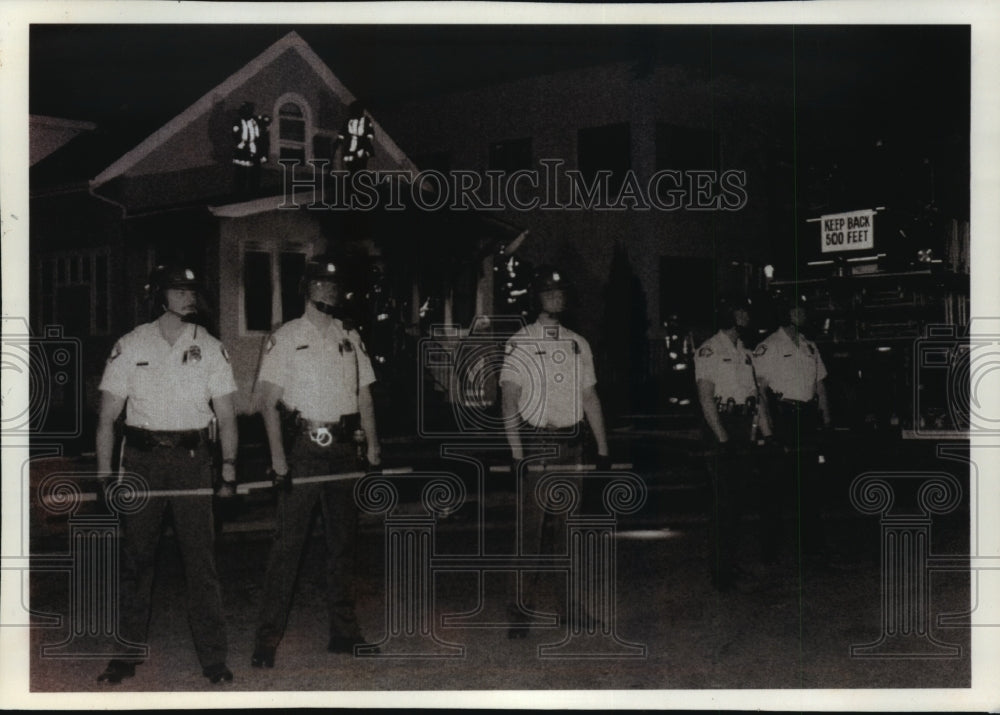 1992 Press Photo Police Gaurd the House of a Man After Riot in Minneapolis-Historic Images