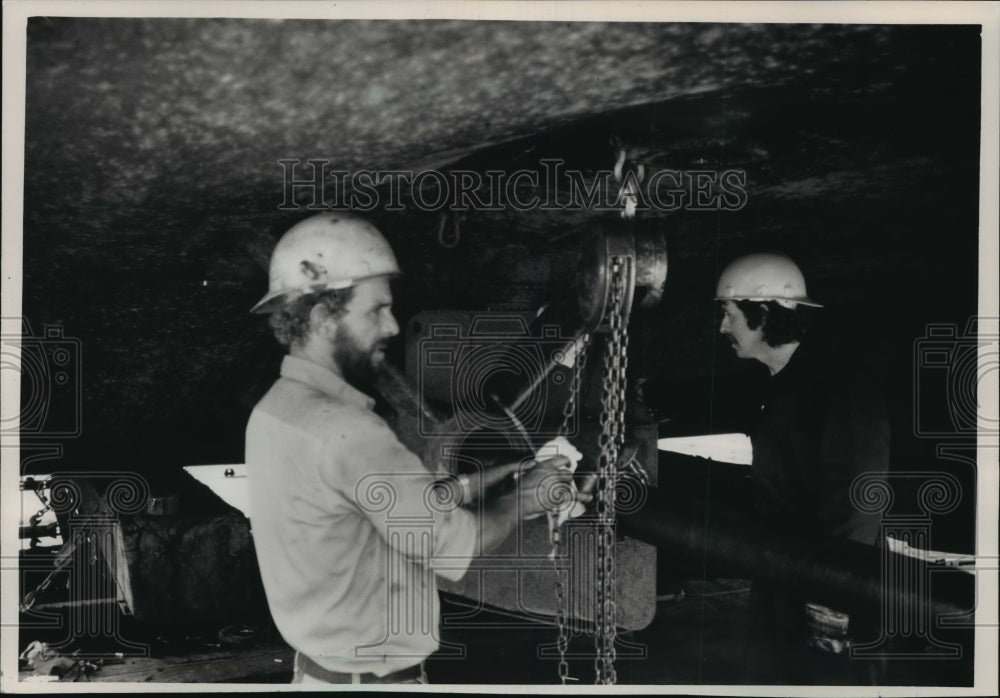 1988 Press Photo Larry Fornkohl and Bill Lynn repair prop shaft on tow boat-Historic Images