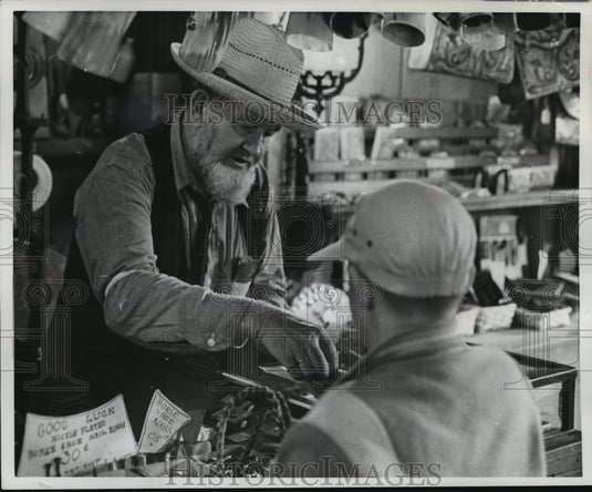 1988 Press Photo Root Digging Days at Blacksmith in Silver Dollar City, Missouri-Historic Images