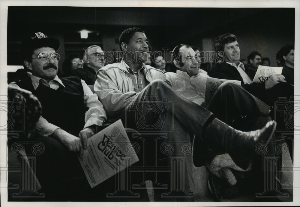 1989 Press Photo Vietnam Veterans from Zablocki VA Center watch performance-Historic Images