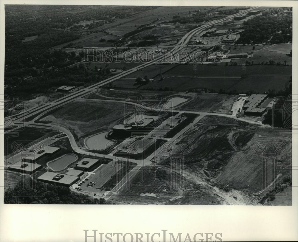 1985 Press Photo Brookfield Lakes Complex at Blue Mound and Calhoun Roads-Historic Images