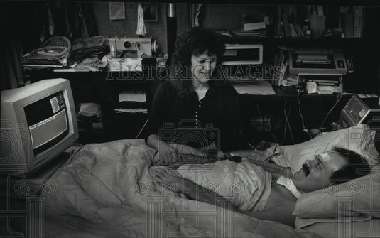1990 Press Photo John Forrest (Lou Gehrig's) Sits with Wife Linda - mja55238-Historic Images