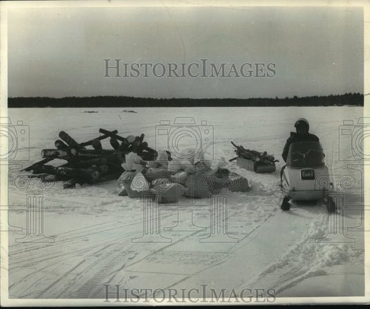 1988 Press Photo Wisconsin Fishing Guides Help Michigan Officials Perch Lake-Historic Images