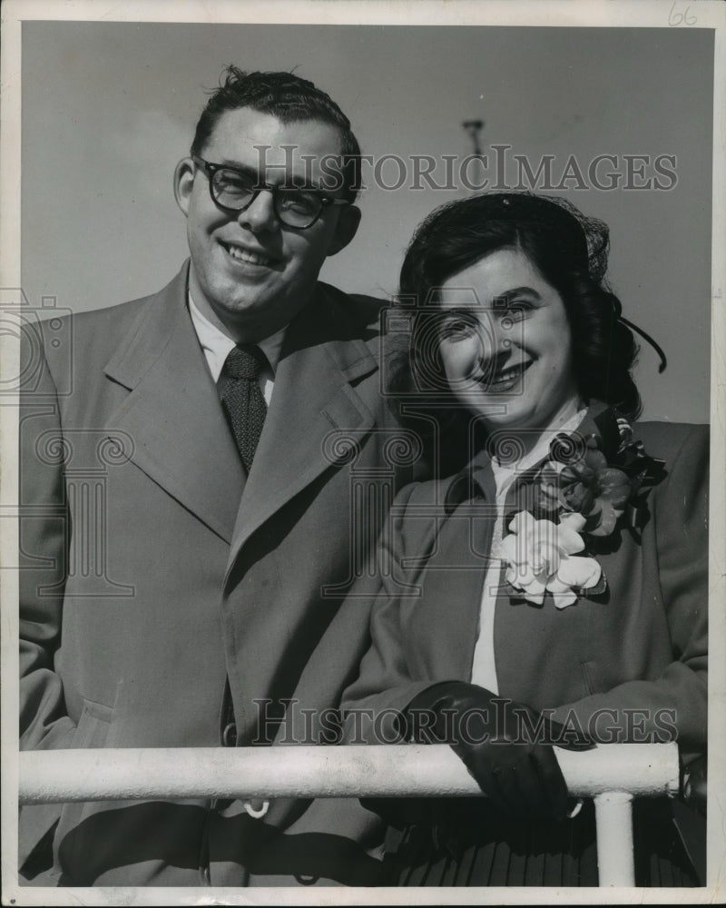 1952 Press Photo Dick and Barbara Leonard on Liner Constitution Before Leaving - Historic Images