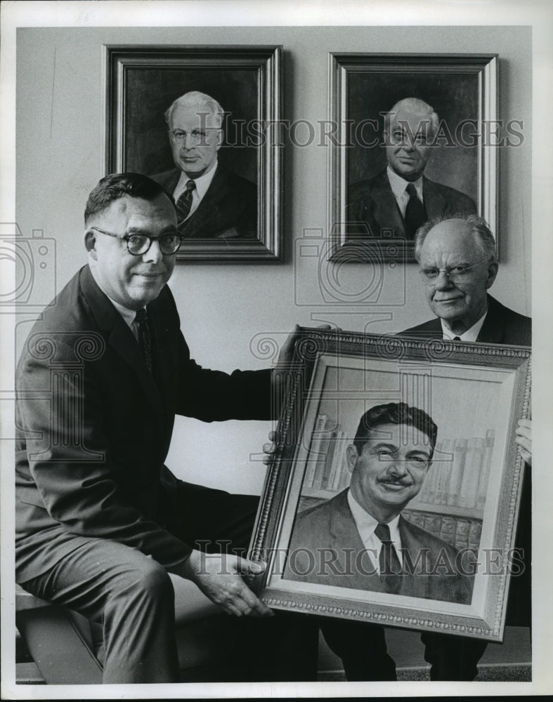 1967 Press Photo Dick Leonard and Ernie with Portrait of Lindsay Hoben-Historic Images