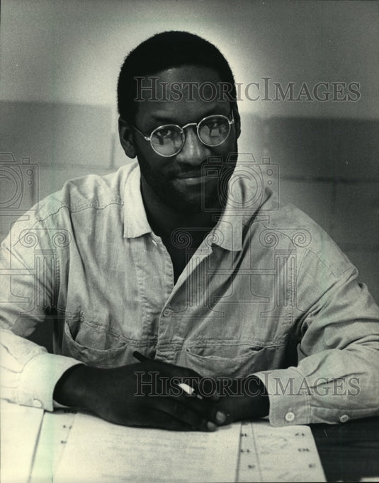 1988 Press Photo Julian Brown Milwaukee Urban League - mja55391-Historic Images