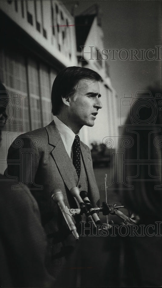 1979 Press Photo California Governor Jerry Brown Speaks at Mitchell FIeld-Historic Images