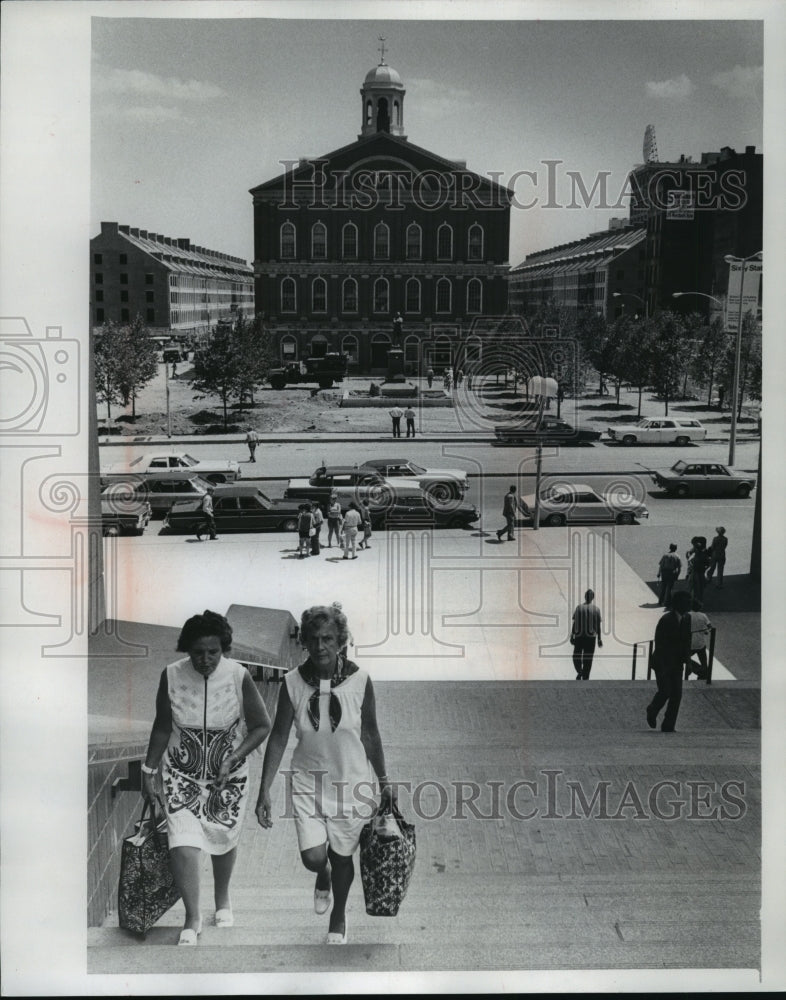 1975 Press Photo Faneuil Hall sits in colonial splendor overlooking square-Historic Images