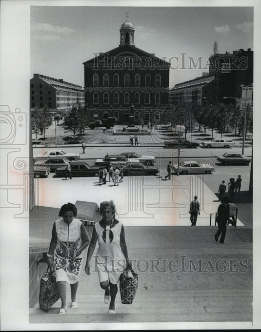 1975 Press Photo Faneuil Hall sits in colonial splendor overlooking square-Historic Images