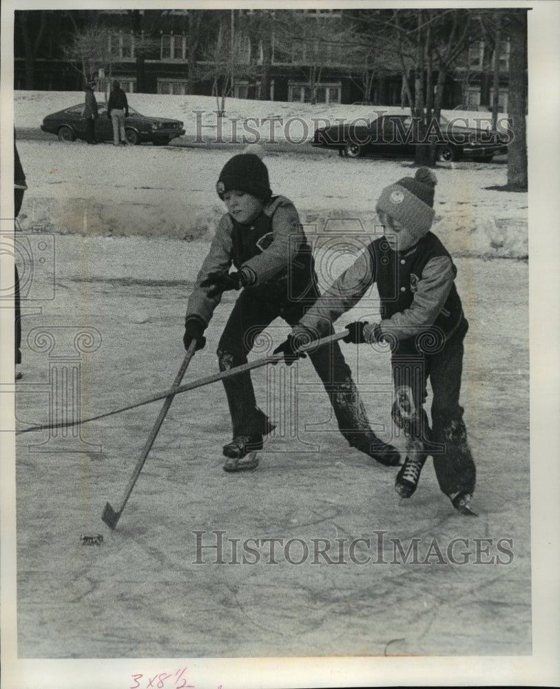 1976 Press Photo Youth Ice Hockey kin Marquette Park in Chicago, Illinois-Historic Images