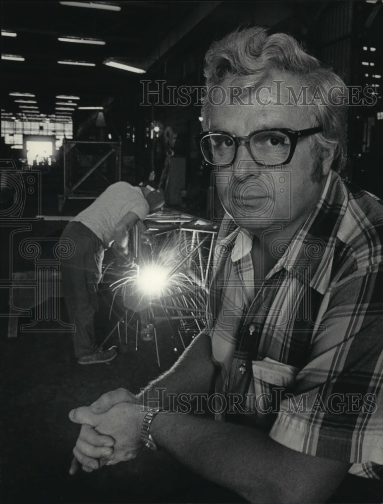 1983 Press Photo Gary Quick at a work area at Harnischfeger, the up, Michigan-Historic Images