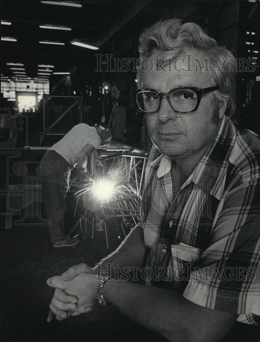1983 Press Photo Gary Quick at a work area at Harnischfeger, the up, Michigan-Historic Images