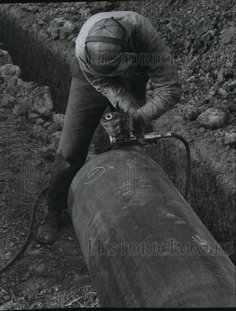 1948 Press Photo A joint grinder for the Michigan-Wisconsin Pipe Line Co. - Historic Images