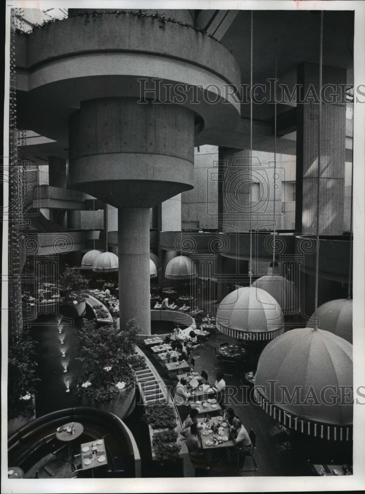 1977 Press Photo The Detroit Plaza Hotel Features Dining and Cocktail Pods - Historic Images