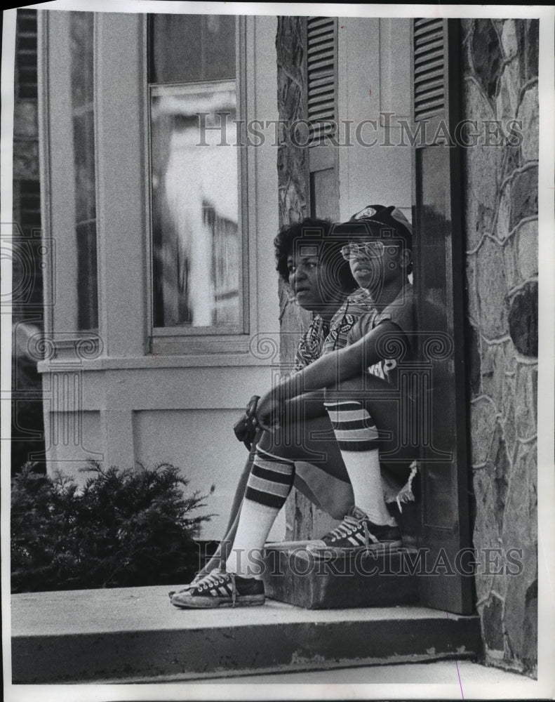 1977 Press Photo Mrs. Robinson and Jon Sit on stoop in Detroit, Michigan - Historic Images